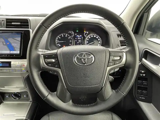 トヨタ ランドクルーザー プラド TX Lパッケージ 熊本県 2023(令5)年 2.7万km ホワイトパールクリスタルシャイン サンルーフ/パイオニア製ナビ/（CD/DVD/BT/フルセグTV）/バックカメラ/バグガード/トヨタセーフティーセンス/・プリクラッシュセーフティ/・レーンディパーチャーアラート/・ダプティブハイビームシステム/・レーダークルーズコントロール/・オートマチックハイビーム/・先行車発進お知らせ/横滑り防止/前後クリアランスソナー/レザーシート/前席シートヒーター/前席エアーシート/前席パワーシート/シートベンチレーション/社外１７インチAW/オートライト/LEDヘッドライト/フォグライト/ステアリングスイッチ/革巻きステアリング/スマートキー/プッシュスタート/スペアキー1本/保証書