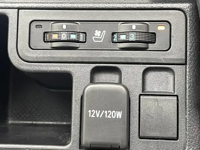 トヨタ ランドクルーザー プラド TX Lパッケージ 熊本県 2023(令5)年 2.7万km ホワイトパールクリスタルシャイン サンルーフ/パイオニア製ナビ/（CD/DVD/BT/フルセグTV）/バックカメラ/バグガード/トヨタセーフティーセンス/・プリクラッシュセーフティ/・レーンディパーチャーアラート/・ダプティブハイビームシステム/・レーダークルーズコントロール/・オートマチックハイビーム/・先行車発進お知らせ/横滑り防止/前後クリアランスソナー/レザーシート/前席シートヒーター/前席エアーシート/前席パワーシート/シートベンチレーション/社外１７インチAW/オートライト/LEDヘッドライト/フォグライト/ステアリングスイッチ/革巻きステアリング/スマートキー/プッシュスタート/スペアキー1本/保証書