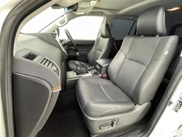 トヨタ ランドクルーザー プラド TX Lパッケージ 熊本県 2023(令5)年 2.7万km ホワイトパールクリスタルシャイン サンルーフ/パイオニア製ナビ/（CD/DVD/BT/フルセグTV）/バックカメラ/バグガード/トヨタセーフティーセンス/・プリクラッシュセーフティ/・レーンディパーチャーアラート/・ダプティブハイビームシステム/・レーダークルーズコントロール/・オートマチックハイビーム/・先行車発進お知らせ/横滑り防止/前後クリアランスソナー/レザーシート/前席シートヒーター/前席エアーシート/前席パワーシート/シートベンチレーション/社外１７インチAW/オートライト/LEDヘッドライト/フォグライト/ステアリングスイッチ/革巻きステアリング/スマートキー/プッシュスタート/スペアキー1本/保証書