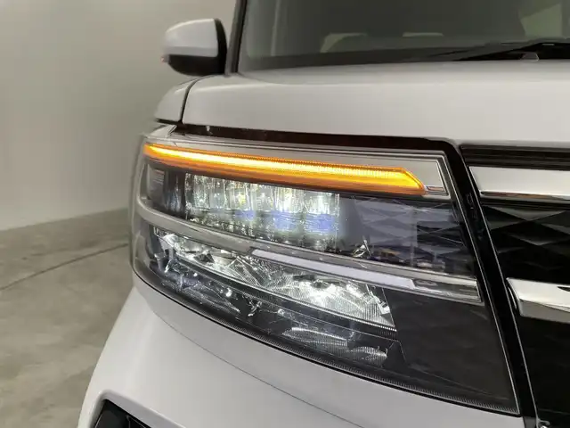 ダイハツ タント カスタム X 群馬県 2023(令5)年 2万km シャイニングホワイトパール 社外７インチナビ　バックカメラ　プリクラッシュセーフティ　レーンキープアシスト　オートマチックハイビーム　シートヒーター　両側パワースライドドア　ドライブレコーダー　コーナーセンサー　純正アルミ　禁煙