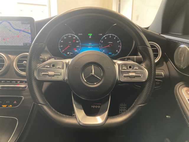 メルセデス・ベンツ Ｃ２００ ステーションワゴン アバンギャルドAMGライン 熊本県 2018(平30)年 5.3万km ダイヤモンドホワイト ・スマートキー/・プッシュスタート/・パノラマサンルーフ /・道路標識アシスト/・アクティブブレーキアシスト/・アテンションアシスト/・レーンチェンジアシスト/・ブラインドスポットモニター/・インテリジェントライトシステム/・アクティブステアリングアシスト/・クルーズコントロール(追従式)/・黒革シート/・前席パワーシート/・前席シートヒーター /・純正HDDナビ/　【Bluetooth・USB・AppleCarPlay・AndroidAuto】/・Burmesterサウンドシステム/・フルセグTV/・バックカメラ/・ETC2.0/・パワーバックドア/・LEDヘッドランプ/・純正マット/・保証書/取説