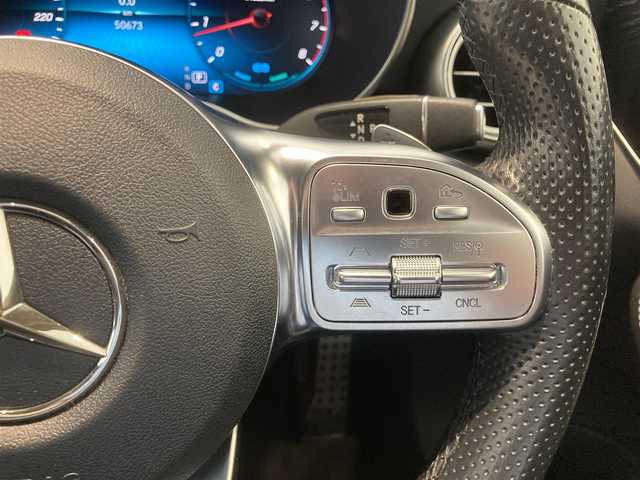 メルセデス・ベンツ Ｃ２００ ステーションワゴン アバンギャルドAMGライン 熊本県 2018(平30)年 5.3万km ダイヤモンドホワイト ・スマートキー/・プッシュスタート/・パノラマサンルーフ /・道路標識アシスト/・アクティブブレーキアシスト/・アテンションアシスト/・レーンチェンジアシスト/・ブラインドスポットモニター/・インテリジェントライトシステム/・アクティブステアリングアシスト/・クルーズコントロール(追従式)/・黒革シート/・前席パワーシート/・前席シートヒーター /・純正HDDナビ/　【Bluetooth・USB・AppleCarPlay・AndroidAuto】/・Burmesterサウンドシステム/・フルセグTV/・バックカメラ/・ETC2.0/・パワーバックドア/・LEDヘッドランプ/・純正マット/・保証書/取説