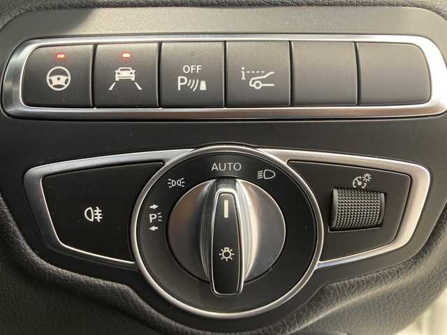 メルセデス・ベンツ Ｃ２００ ステーションワゴン アバンギャルドAMGライン 熊本県 2018(平30)年 5.3万km ダイヤモンドホワイト ・スマートキー/・プッシュスタート/・パノラマサンルーフ /・道路標識アシスト/・アクティブブレーキアシスト/・アテンションアシスト/・レーンチェンジアシスト/・ブラインドスポットモニター/・インテリジェントライトシステム/・アクティブステアリングアシスト/・クルーズコントロール(追従式)/・黒革シート/・前席パワーシート/・前席シートヒーター /・純正HDDナビ/　【Bluetooth・USB・AppleCarPlay・AndroidAuto】/・Burmesterサウンドシステム/・フルセグTV/・バックカメラ/・ETC2.0/・パワーバックドア/・LEDヘッドランプ/・純正マット/・保証書/取説