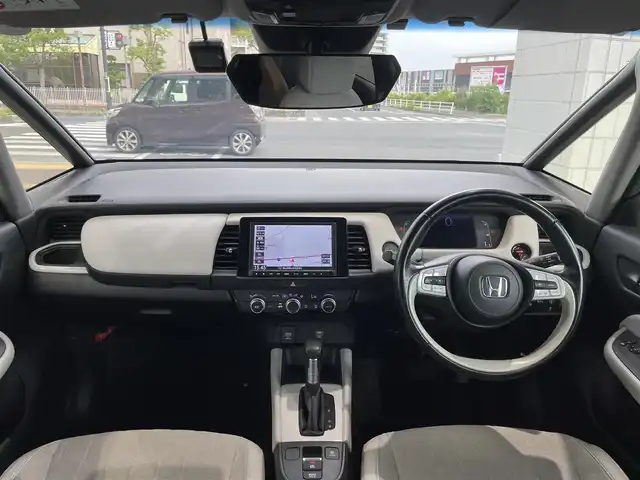 ホンダ フィット e:HEVホーム 岡山県 2020(令2)年 5.6万km プラチナホワイトパール 登録時走行距離55460キロ/純正8インチインターナビ/AM/FM/Bluetooth/TV/SD/CD/DVD/ホンダセンシング/・衝突軽減ブレーキ/・車線逸脱警報/・オートマチックハイビーム/アダプティブクルーズコントロール/コーナーセンサー/アイドリングストップ/バックカメラ/純正16インチAW/純正フロアマット/前ドライブレコーダー/ハーフレザーシート/プッシュスタート/スマートキー/ETC