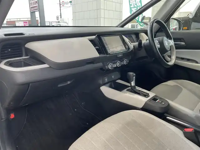 ホンダ フィット e:HEVホーム 岡山県 2020(令2)年 5.6万km プラチナホワイトパール 登録時走行距離55460キロ/純正8インチインターナビ/AM/FM/Bluetooth/TV/SD/CD/DVD/ホンダセンシング/・衝突軽減ブレーキ/・車線逸脱警報/・オートマチックハイビーム/アダプティブクルーズコントロール/コーナーセンサー/アイドリングストップ/バックカメラ/純正16インチAW/純正フロアマット/前ドライブレコーダー/ハーフレザーシート/プッシュスタート/スマートキー/ETC