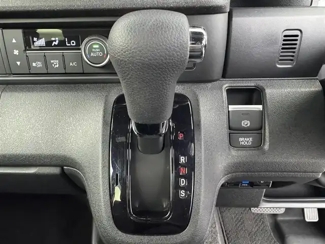 ホンダ Ｎ ＢＯＸ カスタム 愛知県 2024(令6)年 1.7万km クリスタルブラックパール ホンダセンシング/　・衝突軽減ブレーキ/　・先行車発進お知らせ機能　/　・歩行者事故低減ステアリング/　・路外逸脱抑制機能/　・標識認識機能/　・渋滞追従機能付アダプティブクルーズコントロール/　・車線維持支援システム/　・誤発進抑制機能/　・後方誤発進抑制機能/　・近距離衝突軽減ブレーキ/　・急アクセル抑制機能/　・パーキングセンサーシステム　/　・オートハイビーム/ホンダコネクトナビ/　（Bluetooth/USB/AppleCarPlay/Android Auto）/バックカメラ/片側パワースライドドア/シートヒーター/ベンチシート/オートライト/LEDライト/プッシュスタート/電子パーキング/オートホールド/純正AW/純正フロアマット/サンシェード