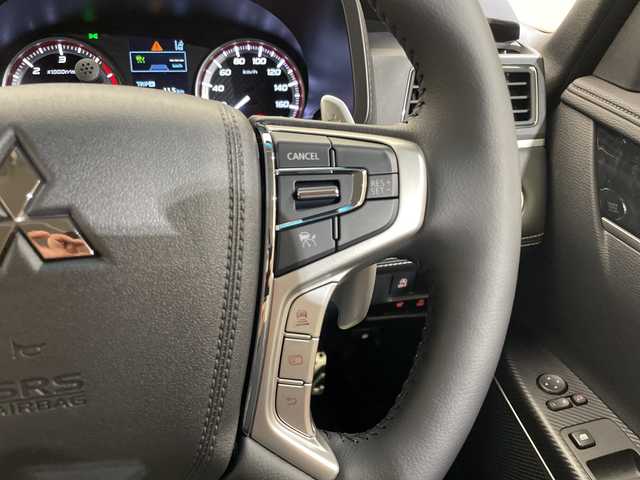 三菱 デリカＤ：５ シャモニー 愛媛県 2025(令7)年 0.1千km ホワイトダイヤモンド CHAMONIX (7人)　4WD　e-Assist/ステップレス　（7人）D:5専用11型ナビゲーション/フルセグ／Ｂｌｕｅｔｏｏｔｈ／ＵＳＢ/全方位カメラ/衝突被害軽減ブレーキ/レーダークルーズコントロール/パワーバックドア/Ｄ席パワーシート/ＤＮ席シートヒーター/両側電動ドア/オートマチックハイビーム/ブラインドスポットモニター/スペアキー