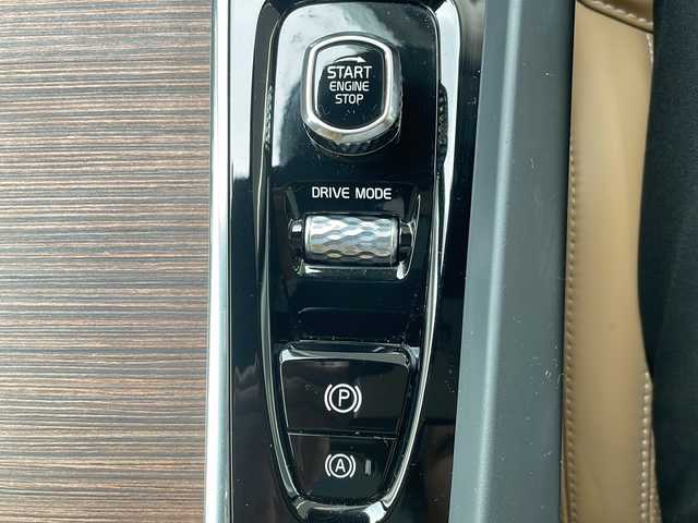 ボルボ ＸＣ６０ T5 AWD インスクリプション 兵庫県 2019(平31)年 2.9万km グレー 純正メーカーナビ /Bluetooth/CD/USB/iPod/AppleCarPlay/AndroidAuto/AM/FM/DTV/harman/kardonサウンドシステム/サンルーフ/4WD/MTモード付AT/前後ドライブレコーダー/ヘッドアップディスプレイ/シートメモリ/パワーシート（D+N席）/シートヒーター（全席）/エアシート（D+N席）/ステアリングヒーター/オートブレーキホールド/パワーバックドア/アイドリングストップ/パーキングアシスト/アダプティブクルーズコントロール/アダプティブフロントライティングシステム/アンチロック・ブレーキ・システム/レーンキープアシスト/自動駐車/発車システム/前後コーナーセンサー/オートマチックハイビーム/LEDヘッドライト/横滑り防止装置/盗難防止装置/衝突被害軽減システム/エアバッグ（W+サイド）/カーテンエアバッグ/スマートキー/保証書/取扱説明書