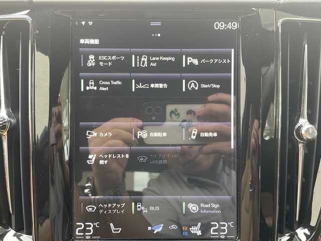 ボルボ ＸＣ６０ T5 AWD インスクリプション 兵庫県 2019(平31)年 2.9万km グレー 純正メーカーナビ /Bluetooth/CD/USB/iPod/AppleCarPlay/AndroidAuto/AM/FM/DTV/harman/kardonサウンドシステム/サンルーフ/4WD/MTモード付AT/前後ドライブレコーダー/ヘッドアップディスプレイ/シートメモリ/パワーシート（D+N席）/シートヒーター（全席）/エアシート（D+N席）/ステアリングヒーター/オートブレーキホールド/パワーバックドア/アイドリングストップ/パーキングアシスト/アダプティブクルーズコントロール/アダプティブフロントライティングシステム/アンチロック・ブレーキ・システム/レーンキープアシスト/自動駐車/発車システム/前後コーナーセンサー/オートマチックハイビーム/LEDヘッドライト/横滑り防止装置/盗難防止装置/衝突被害軽減システム/エアバッグ（W+サイド）/カーテンエアバッグ/スマートキー/保証書/取扱説明書