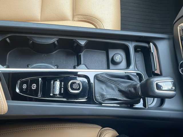 ボルボ ＸＣ６０ T5 AWD インスクリプション 兵庫県 2019(平31)年 2.9万km グレー 純正メーカーナビ /Bluetooth/CD/USB/iPod/AppleCarPlay/AndroidAuto/AM/FM/DTV/harman/kardonサウンドシステム/サンルーフ/4WD/MTモード付AT/前後ドライブレコーダー/ヘッドアップディスプレイ/シートメモリ/パワーシート（D+N席）/シートヒーター（全席）/エアシート（D+N席）/ステアリングヒーター/オートブレーキホールド/パワーバックドア/アイドリングストップ/パーキングアシスト/アダプティブクルーズコントロール/アダプティブフロントライティングシステム/アンチロック・ブレーキ・システム/レーンキープアシスト/自動駐車/発車システム/前後コーナーセンサー/オートマチックハイビーム/LEDヘッドライト/横滑り防止装置/盗難防止装置/衝突被害軽減システム/エアバッグ（W+サイド）/カーテンエアバッグ/スマートキー/保証書/取扱説明書