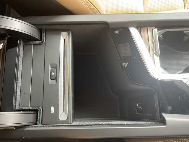 ボルボ ＸＣ６０ T5 AWD インスクリプション 兵庫県 2019(平31)年 2.9万km グレー 純正メーカーナビ /Bluetooth/CD/USB/iPod/AppleCarPlay/AndroidAuto/AM/FM/DTV/harman/kardonサウンドシステム/サンルーフ/4WD/MTモード付AT/前後ドライブレコーダー/ヘッドアップディスプレイ/シートメモリ/パワーシート（D+N席）/シートヒーター（全席）/エアシート（D+N席）/ステアリングヒーター/オートブレーキホールド/パワーバックドア/アイドリングストップ/パーキングアシスト/アダプティブクルーズコントロール/アダプティブフロントライティングシステム/アンチロック・ブレーキ・システム/レーンキープアシスト/自動駐車/発車システム/前後コーナーセンサー/オートマチックハイビーム/LEDヘッドライト/横滑り防止装置/盗難防止装置/衝突被害軽減システム/エアバッグ（W+サイド）/カーテンエアバッグ/スマートキー/保証書/取扱説明書