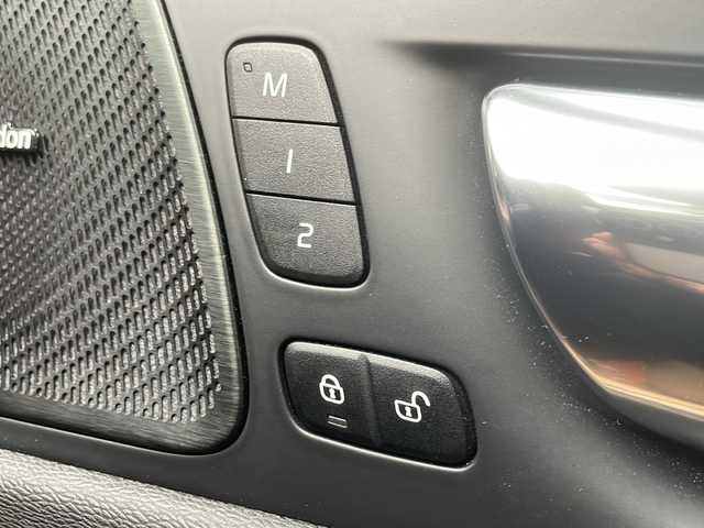 ボルボ ＸＣ６０ T5 AWD インスクリプション 兵庫県 2019(平31)年 2.9万km グレー 純正メーカーナビ /Bluetooth/CD/USB/iPod/AppleCarPlay/AndroidAuto/AM/FM/DTV/harman/kardonサウンドシステム/サンルーフ/4WD/MTモード付AT/前後ドライブレコーダー/ヘッドアップディスプレイ/シートメモリ/パワーシート（D+N席）/シートヒーター（全席）/エアシート（D+N席）/ステアリングヒーター/オートブレーキホールド/パワーバックドア/アイドリングストップ/パーキングアシスト/アダプティブクルーズコントロール/アダプティブフロントライティングシステム/アンチロック・ブレーキ・システム/レーンキープアシスト/自動駐車/発車システム/前後コーナーセンサー/オートマチックハイビーム/LEDヘッドライト/横滑り防止装置/盗難防止装置/衝突被害軽減システム/エアバッグ（W+サイド）/カーテンエアバッグ/スマートキー/保証書/取扱説明書