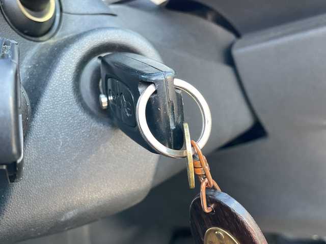 シトロエン Ｃ３ エアプレイ 道央・札幌 2011(平23)年 13.3万km ライトブルー 純正オーディオ/AM/FM/AUX/横滑り防止装置/クルーズコントロール/ETC/SPORTMODE/SNOWMODE/MTモード付AT/リモコンキー/ハロゲンヘッドライト/フォグランプ/ヘッドライトレベライザー/純正フロアマット/冬タイヤ積込（ゴムのみ）/205/55/R16/2023年/山6mm