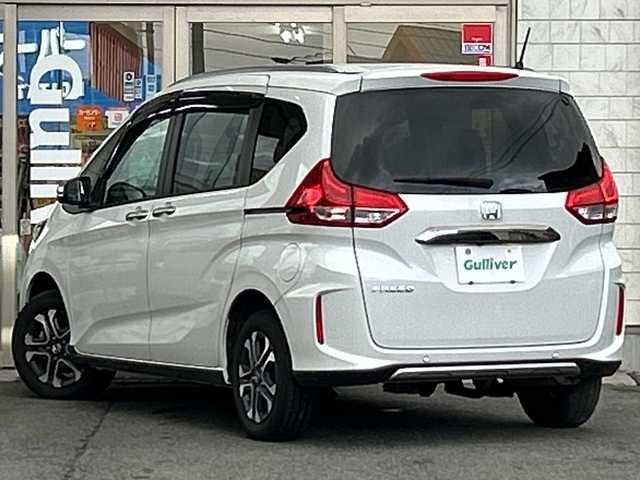 ホンダ フリード クロスター 岩手県 2022(令4)年 1.3万km プラチナホワイトパール 純正ナビ(型式VXM-224VFi)/フルセグTV /両側電動ドア /バックカメラ /前席シートヒーター /レーダークルコン /ハーフレザーシート/衝突軽減装置 /ナビステアリングスイッチ /ETC /フロントワイパーデアイサー/オートライト/フォグランプ/リアワイパー/アイドリングストップ/エコモード/横滑り防止装置/フロアマット/ドアバイザー/スマートキー×2/保証書　取説　ナビ取説
