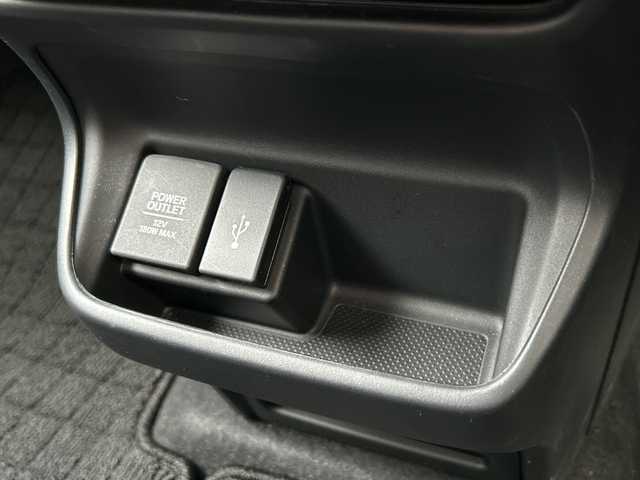 ホンダ フリード クロスター 岩手県 2022(令4)年 1.3万km プラチナホワイトパール 純正ナビ(型式VXM-224VFi)/フルセグTV /両側電動ドア /バックカメラ /前席シートヒーター /レーダークルコン /ハーフレザーシート/衝突軽減装置 /ナビステアリングスイッチ /ETC /フロントワイパーデアイサー/オートライト/フォグランプ/リアワイパー/アイドリングストップ/エコモード/横滑り防止装置/フロアマット/ドアバイザー/スマートキー×2/保証書　取説　ナビ取説