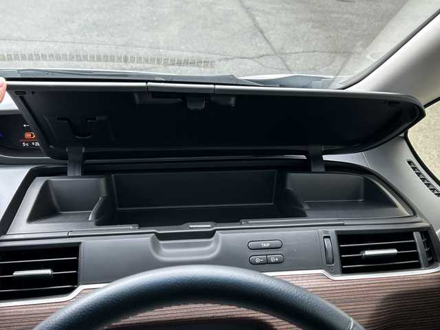 ホンダ フリード クロスター 岩手県 2022(令4)年 1.3万km プラチナホワイトパール 純正ナビ(型式VXM-224VFi)/フルセグTV /両側電動ドア /バックカメラ /前席シートヒーター /レーダークルコン /ハーフレザーシート/衝突軽減装置 /ナビステアリングスイッチ /ETC /フロントワイパーデアイサー/オートライト/フォグランプ/リアワイパー/アイドリングストップ/エコモード/横滑り防止装置/フロアマット/ドアバイザー/スマートキー×2/保証書　取説　ナビ取説