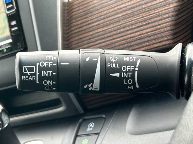 ホンダ フリード クロスター 岩手県 2022(令4)年 1.3万km プラチナホワイトパール 純正ナビ(型式VXM-224VFi)/フルセグTV /両側電動ドア /バックカメラ /前席シートヒーター /レーダークルコン /ハーフレザーシート/衝突軽減装置 /ナビステアリングスイッチ /ETC /フロントワイパーデアイサー/オートライト/フォグランプ/リアワイパー/アイドリングストップ/エコモード/横滑り防止装置/フロアマット/ドアバイザー/スマートキー×2/保証書　取説　ナビ取説