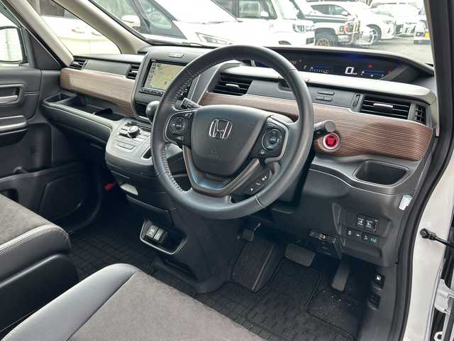 ホンダ フリード クロスター 岩手県 2022(令4)年 1.3万km プラチナホワイトパール 純正ナビ(型式VXM-224VFi)/フルセグTV /両側電動ドア /バックカメラ /前席シートヒーター /レーダークルコン /ハーフレザーシート/衝突軽減装置 /ナビステアリングスイッチ /ETC /フロントワイパーデアイサー/オートライト/フォグランプ/リアワイパー/アイドリングストップ/エコモード/横滑り防止装置/フロアマット/ドアバイザー/スマートキー×2/保証書　取説　ナビ取説