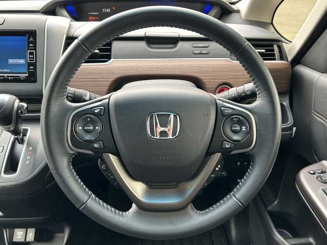 ホンダ フリード クロスター 岩手県 2022(令4)年 1.3万km プラチナホワイトパール 純正ナビ(型式VXM-224VFi)/フルセグTV /両側電動ドア /バックカメラ /前席シートヒーター /レーダークルコン /ハーフレザーシート/衝突軽減装置 /ナビステアリングスイッチ /ETC /フロントワイパーデアイサー/オートライト/フォグランプ/リアワイパー/アイドリングストップ/エコモード/横滑り防止装置/フロアマット/ドアバイザー/スマートキー×2/保証書　取説　ナビ取説