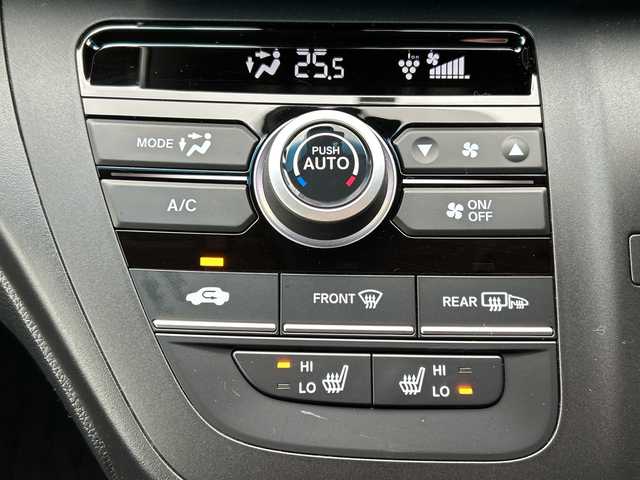 ホンダ フリード クロスター 岩手県 2022(令4)年 1.3万km プラチナホワイトパール 純正ナビ(型式VXM-224VFi)/フルセグTV /両側電動ドア /バックカメラ /前席シートヒーター /レーダークルコン /ハーフレザーシート/衝突軽減装置 /ナビステアリングスイッチ /ETC /フロントワイパーデアイサー/オートライト/フォグランプ/リアワイパー/アイドリングストップ/エコモード/横滑り防止装置/フロアマット/ドアバイザー/スマートキー×2/保証書　取説　ナビ取説