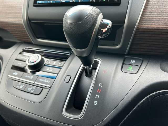 ホンダ フリード クロスター 岩手県 2022(令4)年 1.3万km プラチナホワイトパール 純正ナビ(型式VXM-224VFi)/フルセグTV /両側電動ドア /バックカメラ /前席シートヒーター /レーダークルコン /ハーフレザーシート/衝突軽減装置 /ナビステアリングスイッチ /ETC /フロントワイパーデアイサー/オートライト/フォグランプ/リアワイパー/アイドリングストップ/エコモード/横滑り防止装置/フロアマット/ドアバイザー/スマートキー×2/保証書　取説　ナビ取説