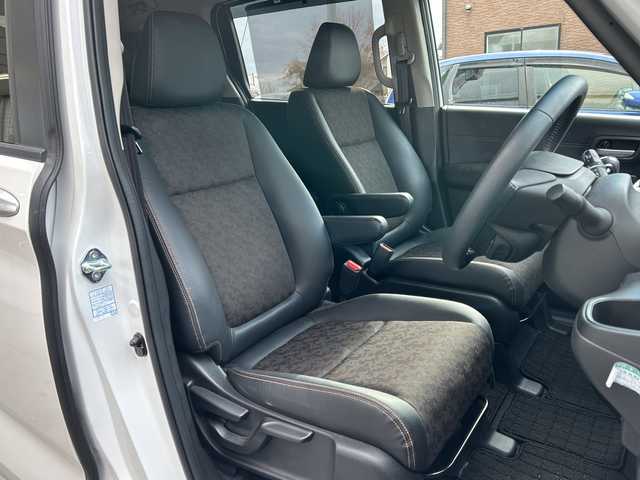 ホンダ フリード クロスター 岩手県 2022(令4)年 1.3万km プラチナホワイトパール 純正ナビ(型式VXM-224VFi)/フルセグTV /両側電動ドア /バックカメラ /前席シートヒーター /レーダークルコン /ハーフレザーシート/衝突軽減装置 /ナビステアリングスイッチ /ETC /フロントワイパーデアイサー/オートライト/フォグランプ/リアワイパー/アイドリングストップ/エコモード/横滑り防止装置/フロアマット/ドアバイザー/スマートキー×2/保証書　取説　ナビ取説