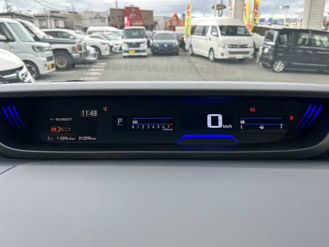 ホンダ フリード クロスター 岩手県 2022(令4)年 1.3万km プラチナホワイトパール 純正ナビ(型式VXM-224VFi)/フルセグTV /両側電動ドア /バックカメラ /前席シートヒーター /レーダークルコン /ハーフレザーシート/衝突軽減装置 /ナビステアリングスイッチ /ETC /フロントワイパーデアイサー/オートライト/フォグランプ/リアワイパー/アイドリングストップ/エコモード/横滑り防止装置/フロアマット/ドアバイザー/スマートキー×2/保証書　取説　ナビ取説