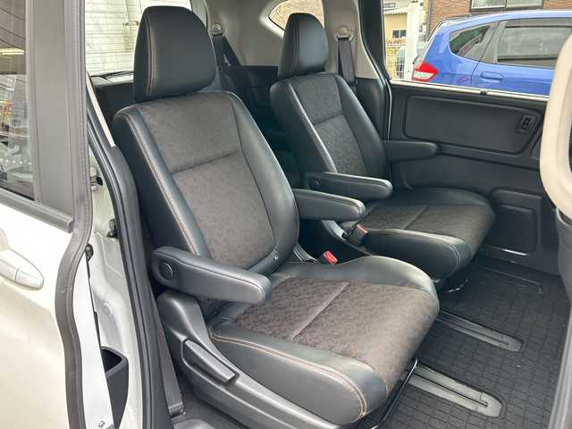 ホンダ フリード クロスター 岩手県 2022(令4)年 1.3万km プラチナホワイトパール 純正ナビ(型式VXM-224VFi)/フルセグTV /両側電動ドア /バックカメラ /前席シートヒーター /レーダークルコン /ハーフレザーシート/衝突軽減装置 /ナビステアリングスイッチ /ETC /フロントワイパーデアイサー/オートライト/フォグランプ/リアワイパー/アイドリングストップ/エコモード/横滑り防止装置/フロアマット/ドアバイザー/スマートキー×2/保証書　取説　ナビ取説