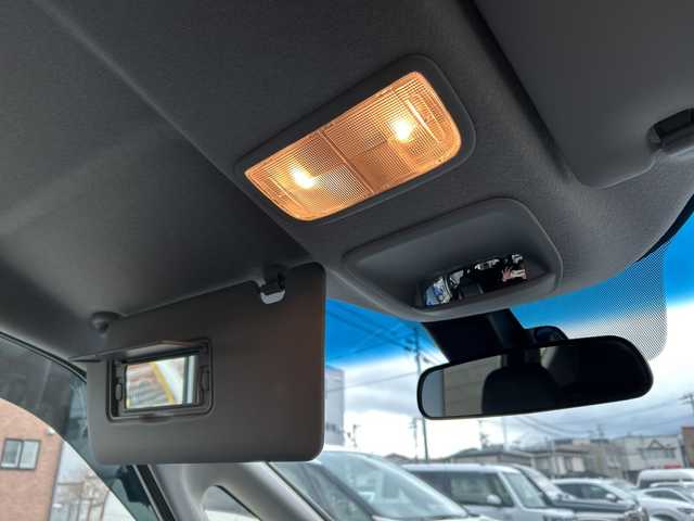 ホンダ フリード クロスター 岩手県 2022(令4)年 1.3万km プラチナホワイトパール 純正ナビ(型式VXM-224VFi)/フルセグTV /両側電動ドア /バックカメラ /前席シートヒーター /レーダークルコン /ハーフレザーシート/衝突軽減装置 /ナビステアリングスイッチ /ETC /フロントワイパーデアイサー/オートライト/フォグランプ/リアワイパー/アイドリングストップ/エコモード/横滑り防止装置/フロアマット/ドアバイザー/スマートキー×2/保証書　取説　ナビ取説