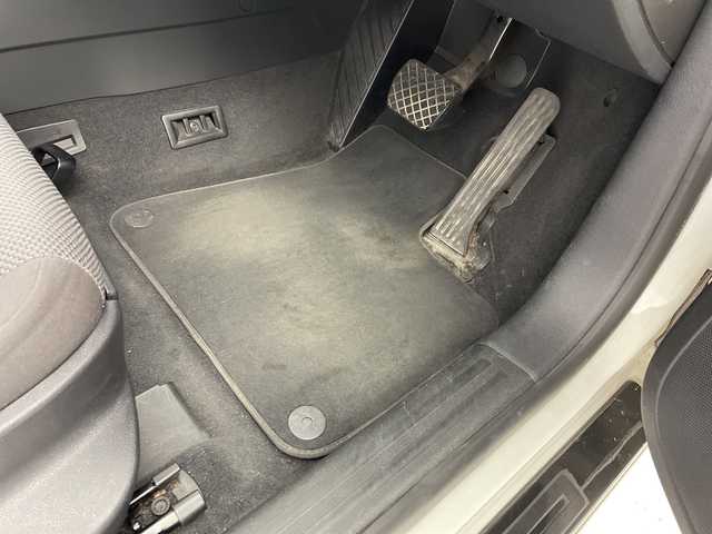 アウディ Ａ３ スポーツバック 1．4 TFSI 岐阜県 2009(平21)年 13.5万km アイビスホワイト Audi concert オーディオ/FM/AM/DVD/AUX/社外ETC/純正16インチAW/LEDオートライト/フォグランプ/本革巻きステアリング/社外フロアマット/電動格納ミラー/スマートキー