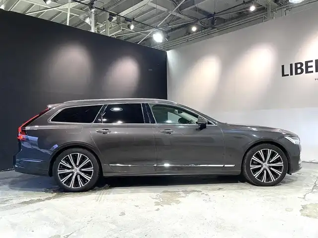 ボルボ Ｖ９０ B6 AWD インスクリプション 道央・札幌 2021(令3)年 2.4万km グレー サンルーフ　/４WD/本革シート　/エアサス　/ＨＵＤ　/パワーシート　/シートヒーター　/エアシート　/純正ナビ　/３６０度カメラ　/ＬＥＤヘッドライト　/Ｂｏｗｅｒｓ　＆　Ｗｉｌｋｉｎｓ　/オートトランク　/ＡＣＣ/ステアリングヒーター/ワイヤレスチャージ/クリスタルシフトノブ/保証書/取説/スペアキー