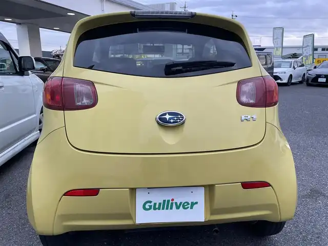 スバル Ｒ１ R 愛知県 2005(平17)年 8.2万km トパーズイエロー ハーフレザー（ブラック＆レッド）　/キーレス　/電動格納ミラー　/ハロゲンヘッドライト　/オーディオ　/ＣＤ　/ラジオ　/フロアマット　/ドアバイザー　/パワーステアリング　/純正１５インチＡＷ