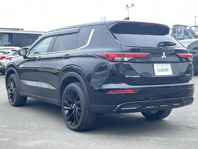 三菱 アウトランダー ＰＨＥＶ ブラックエディション 道東・釧路十勝 2022(令4)年 2.8万km アメジストブラック e-Assist/・衝突被害軽減ブレーキシステム（FCM）/・車線逸脱警報システム（LDW）/・レーダークルーズコントロールシステム（ACC）/・誤発進抑制機能（前進＆後退時）（UMS）/・オートマチックハイビーム[AHB]/マイパイロット/ヘッドアップディスプレイ/アイドリングストップ/エレクトリックテールゲート/運転席パワーシート/前席シートヒーター/ハーフレザーシート/ワイヤレス充電/純正コネクトナビ/地デジTV/【Bluetooth接続】/マルチアラウンドモニター/ETC（2.0）/LEDヘッドライト/フォグライト/ウインカーミラー/革巻きステアリング/ステアリングヒーター/ステアリングスイッチ/パドルシフト/純正20インチアルミホイル/サイド/カーテンエアバッグ/キーレスオペレーションシステム