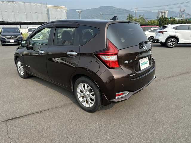 日産 ノート e－パワー メダリスト 岡山県 2016(平28)年 6.3万km インペリアルアンバーP 登録時走行距離62992km/純正7インチナビ/ワンセグTV/（FM.AM.CD.DVD.TV.BT）/アラウンドビューモニター/インテリジェントルームミラー/ETC/衝突軽減ブレーキ/ドライブレコーダー/レーンキープアシスト/横滑り防止装置/クリアランスソナー/オートライト/15インチ純正AW/ハーフレザーシート/純正フロアマット