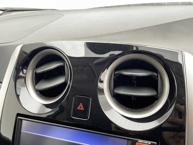 日産 ノート X 愛知県 2015(平27)年 3.4万km ブリリアントホワイトパール 衝突軽減システム/純正SDナビ（SDなし）/オートエアコン/横滑り防止機能/オートライト/アイドリングストップ/ETC/ステアリングスイッチ/スマートキー/プッシュスタート