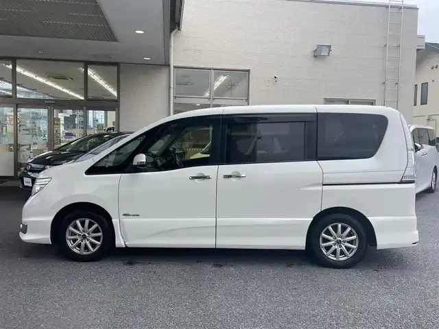 日産 セレナ HWS S HV Vセレ +Sefty 茨城県 2015(平27)年 8.5万km ブリリアントホワイトパール 社外HDDナビ（CD/DVD/HDD/ワンセグTV）/ETC/前ドライブレコーダー/エマージェンシーブレーキ/レーンキープ/革ステアリング/クルーズコントロール/プッシュスタート/LEDヘッドライト/フォグライト/純正サマータイヤ付き16インチAW積み込（195/60/16）/純正フロアマット/ドアバイザー