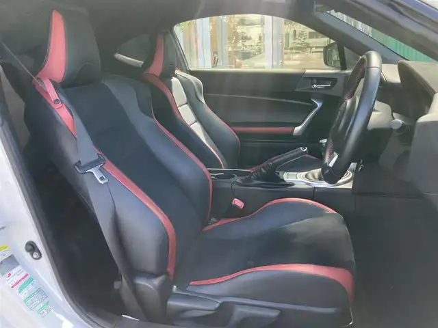 トヨタ ８６ GT リミテッド 岡山県 2020(令2)年 0.8万km クリスタルホワイトパール 純正ナビ　NSCN-W68/ワンセグTV、CD、Bluetooth、AM、FM/TVキャンセラー/バックカメラ/ETC/オートライト/フォグ/リアフォグ/LEDヘッドライト/前席シートヒーター/ハーフレザーシート（本革×アルカンターラ）/リアスポイラー