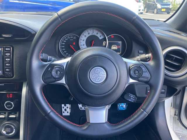 トヨタ ８６ GT リミテッド 岡山県 2020(令2)年 0.8万km クリスタルホワイトパール 純正ナビ　NSCN-W68/ワンセグTV、CD、Bluetooth、AM、FM/TVキャンセラー/バックカメラ/ETC/オートライト/フォグ/リアフォグ/LEDヘッドライト/前席シートヒーター/ハーフレザーシート（本革×アルカンターラ）/リアスポイラー