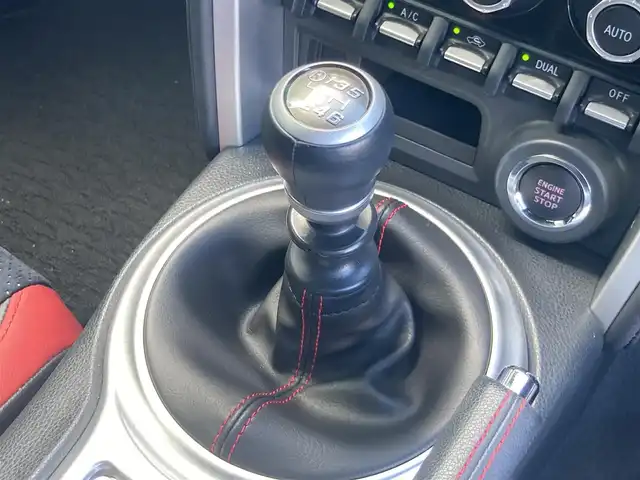トヨタ ８６ GT リミテッド 岡山県 2020(令2)年 0.8万km クリスタルホワイトパール 純正ナビ　NSCN-W68/ワンセグTV、CD、Bluetooth、AM、FM/TVキャンセラー/バックカメラ/ETC/オートライト/フォグ/リアフォグ/LEDヘッドライト/前席シートヒーター/ハーフレザーシート（本革×アルカンターラ）/リアスポイラー