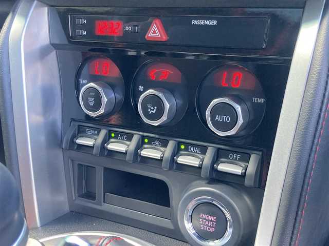 トヨタ ８６ GT リミテッド 岡山県 2020(令2)年 0.8万km クリスタルホワイトパール 純正ナビ　NSCN-W68/ワンセグTV、CD、Bluetooth、AM、FM/TVキャンセラー/バックカメラ/ETC/オートライト/フォグ/リアフォグ/LEDヘッドライト/前席シートヒーター/ハーフレザーシート（本革×アルカンターラ）/リアスポイラー
