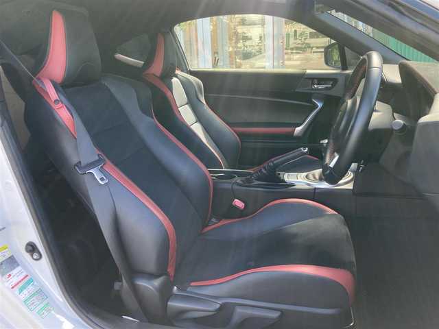 トヨタ ８６ GT リミテッド 岡山県 2020(令2)年 0.8万km クリスタルホワイトパール 純正ナビ　NSCN-W68/ワンセグTV、CD、Bluetooth、AM、FM/TVキャンセラー/バックカメラ/ETC/オートライト/フォグ/リアフォグ/LEDヘッドライト/前席シートヒーター/ハーフレザーシート（本革×アルカンターラ）/リアスポイラー