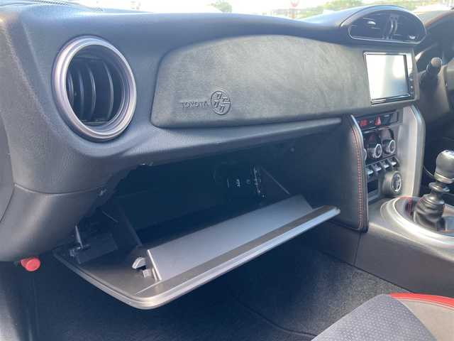 トヨタ ８６ GT リミテッド 岡山県 2020(令2)年 0.8万km クリスタルホワイトパール 純正ナビ　NSCN-W68/ワンセグTV、CD、Bluetooth、AM、FM/TVキャンセラー/バックカメラ/ETC/オートライト/フォグ/リアフォグ/LEDヘッドライト/前席シートヒーター/ハーフレザーシート（本革×アルカンターラ）/リアスポイラー