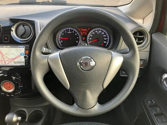 日産 ノート X FOUR 道南・函館 2015(平27)年 8.6万km ラディアントレッド /純正ナビ//フルセグＴＶ//バックカメラ//衝突被害軽減ブレーキ//車線逸脱警報//横滑り防止装置//ABS//プッシュスタート//スマートキー//純正フロアマット//取扱説明書//記録簿