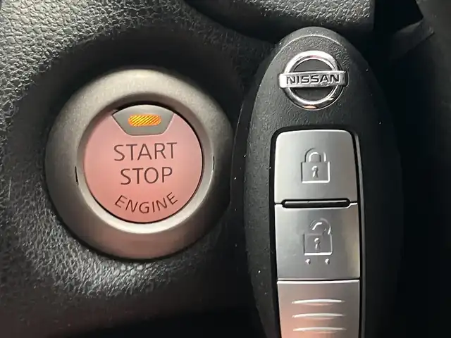 日産 ノート X FOUR 道南・函館 2015(平27)年 8.6万km ラディアントレッド /純正ナビ//フルセグＴＶ//バックカメラ//衝突被害軽減ブレーキ//車線逸脱警報//横滑り防止装置//ABS//プッシュスタート//スマートキー//純正フロアマット//取扱説明書//記録簿