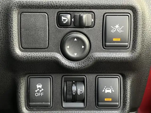 日産 ノート X FOUR 道南・函館 2015(平27)年 8.6万km ラディアントレッド /純正ナビ//フルセグＴＶ//バックカメラ//衝突被害軽減ブレーキ//車線逸脱警報//横滑り防止装置//ABS//プッシュスタート//スマートキー//純正フロアマット//取扱説明書//記録簿