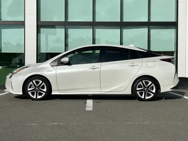 トヨタ プリウス S ツーリングセレクション 和歌山県 2016(平28)年 18.6万km ホワイトパールクリスタルシャイン 純正7インチナビ/フルセグTV/Bluetooth/CD/DVD/バックカメラ/ビルトインETC/トヨタセーフティセンス/レーダークルーズコントロール/シートヒーター/ステアリングスイッチ/LEDヘッドライト/フォグランプ/オートライト/オートハイビーム/純正17インチAW/純正フロアマット/ドアバイザー/プッシュスタート/スマートキー