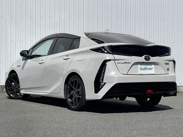 トヨタ プリウス ＰＨＶ Sナビパッケージ・GRスポーツ 福岡県 2018(平30)年 9.5万km ホワイトパールクリスタルシャイン トヨタセーフティセンス/PCS/LDA/純正１１．６インチナビ/フルセグTV/BT/iPod/USB/AUX/AM/FM/バックカメラ/ＧＲ専用ハーフレザーシート/レーダークルーズコントロール/前席シートヒーター/ＬＥＤオートライト/オートハイビーム/フォグランプ/ＥＴＣ２．０/ステアリングリモコン/スマートキー/プッシュスタート