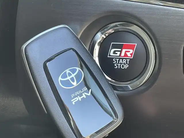 トヨタ プリウス ＰＨＶ Sナビパッケージ・GRスポーツ 福岡県 2018(平30)年 9.5万km ホワイトパールクリスタルシャイン トヨタセーフティセンス/PCS/LDA/純正１１．６インチナビ/フルセグTV/BT/iPod/USB/AUX/AM/FM/バックカメラ/ＧＲ専用ハーフレザーシート/レーダークルーズコントロール/前席シートヒーター/ＬＥＤオートライト/オートハイビーム/フォグランプ/ＥＴＣ２．０/ステアリングリモコン/スマートキー/プッシュスタート