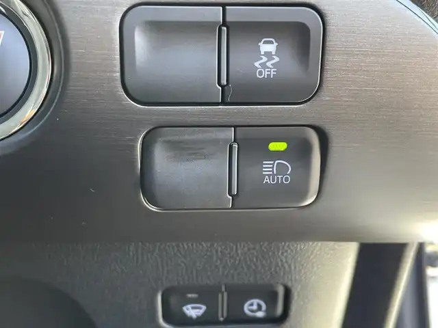 トヨタ プリウス ＰＨＶ Sナビパッケージ・GRスポーツ 福岡県 2018(平30)年 9.5万km ホワイトパールクリスタルシャイン トヨタセーフティセンス/PCS/LDA/純正１１．６インチナビ/フルセグTV/BT/iPod/USB/AUX/AM/FM/バックカメラ/ＧＲ専用ハーフレザーシート/レーダークルーズコントロール/前席シートヒーター/ＬＥＤオートライト/オートハイビーム/フォグランプ/ＥＴＣ２．０/ステアリングリモコン/スマートキー/プッシュスタート