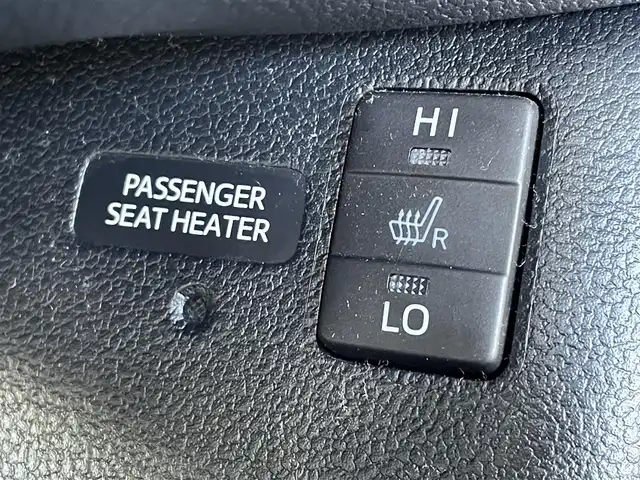 トヨタ プリウス ＰＨＶ Sナビパッケージ・GRスポーツ 福岡県 2018(平30)年 9.5万km ホワイトパールクリスタルシャイン トヨタセーフティセンス/PCS/LDA/純正１１．６インチナビ/フルセグTV/BT/iPod/USB/AUX/AM/FM/バックカメラ/ＧＲ専用ハーフレザーシート/レーダークルーズコントロール/前席シートヒーター/ＬＥＤオートライト/オートハイビーム/フォグランプ/ＥＴＣ２．０/ステアリングリモコン/スマートキー/プッシュスタート